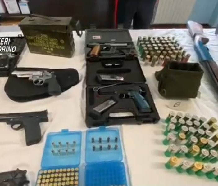 Alpignano, scoperto dai carabinieri un arsenale di armi rubate: 6 fucili, 11 pistole e centinaia di munizioni [VIDEO]