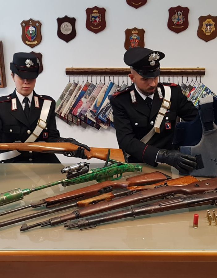 I carabineri scoprono un arsenal in un fienile di Leinì: due gli arrestati
