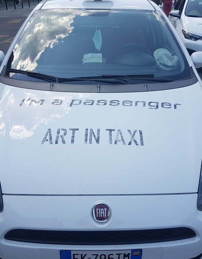 &quot;I'm a passenger&quot;: i taxisti rendono omaggio ai grandi della cultura passati da Torino