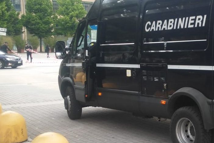 Allarme bomba davanti all'ingresso della metro &quot;Lingotto&quot;: ma nel trolley abbandonato ci sono soltanto vestiti
