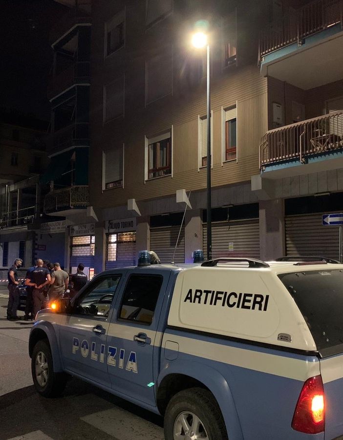 Pacco davanti alla sede di Aliud: scatta l'allarme bomba in via Sestriere, ma era un nido di calabroni