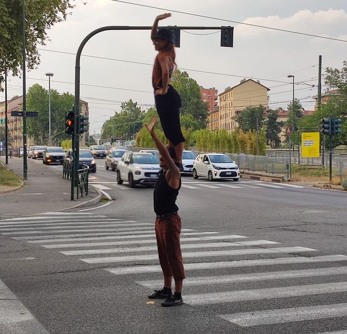 Dal Brasile a Torino con il sogno del circo: nel frattempo, Priscila e Gabriel incantano ai semafori