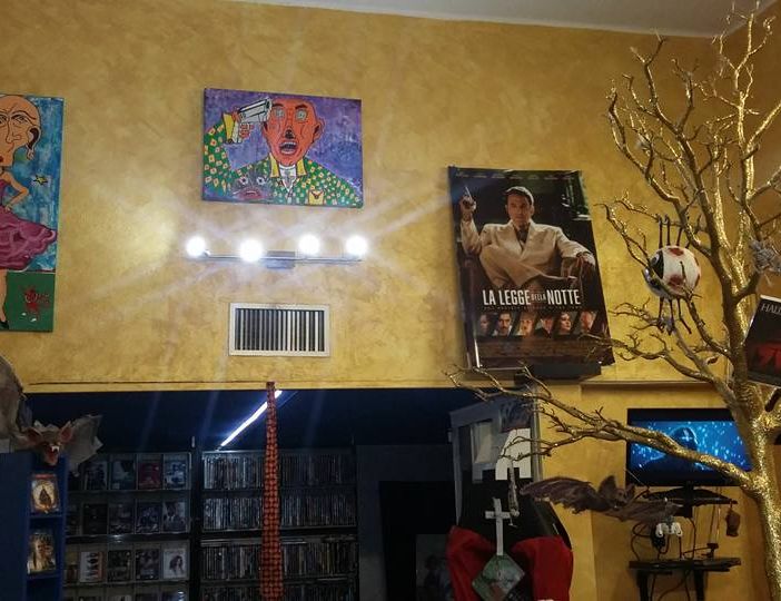 Chiude l'Art Video Store di via Livorno, una delle ultime videoteche di Torino: stasera asta simbolica dei dvd rimasti
