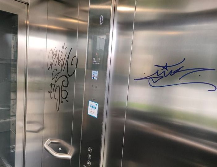 Imbrattato e vandalizzato l'ascensore panoramico di Moncalieri