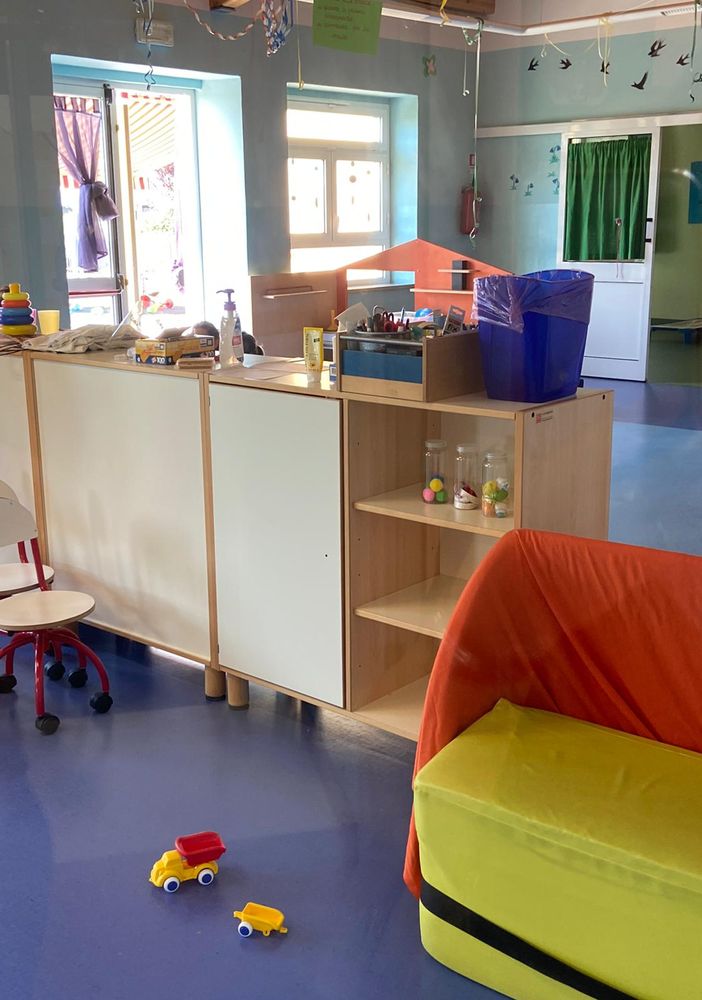 aula d'asilo con mobili e giocattoli