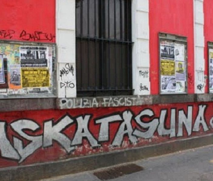 Svastiche sulla facciata del centro sociale Askatasuna
