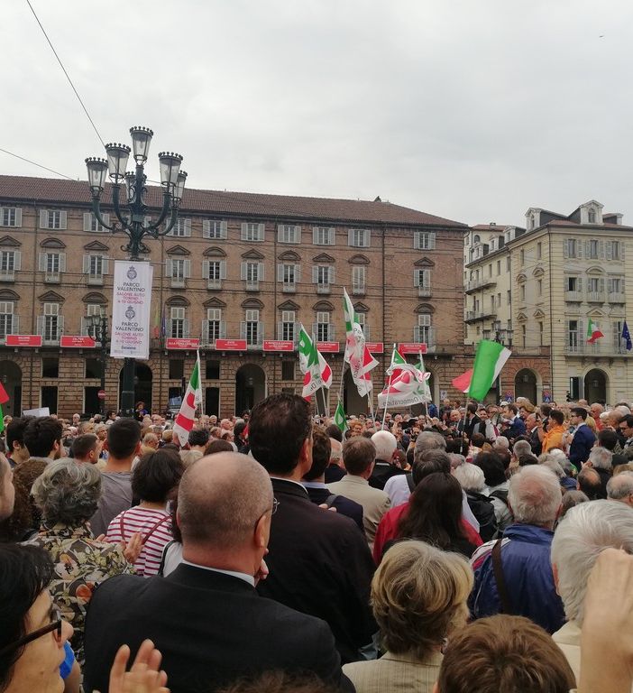 Oltre un migliaio di persone in piazza Castello per difendere la Costituzione e Mattarella