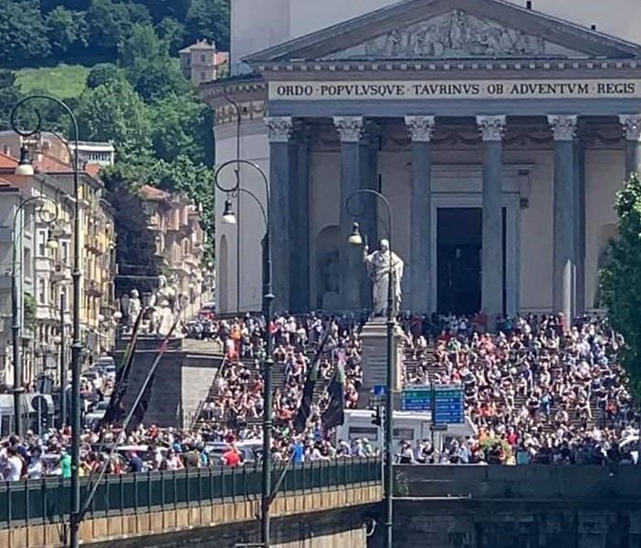 Le frecce tricolori lasciano una scia di polemiche (politiche): assembramenti in centro per vedere lo spettacolo aereo [FOTO E VIDEO]