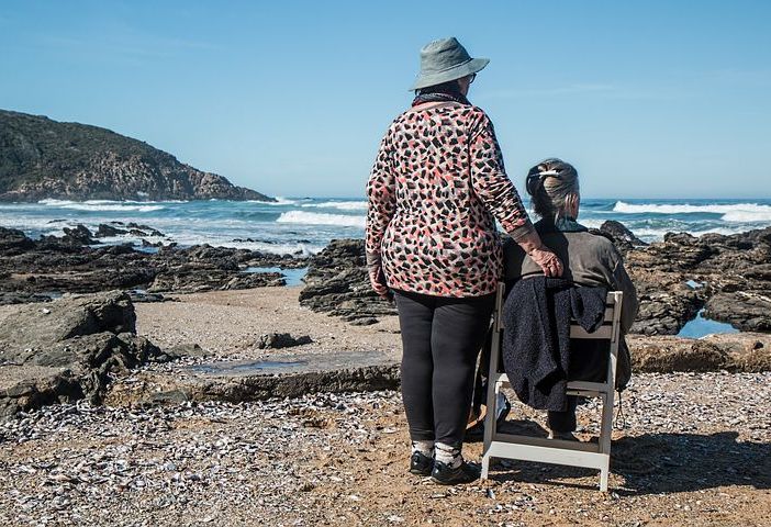 Assistenza domiciliare o badante? Come scegliere il servizio più adatto