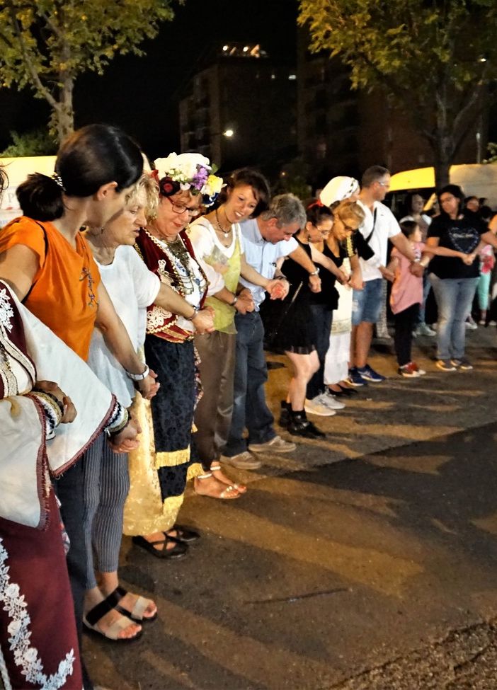 Il messaggio universale del Sirtaki, la danza &quot;democratica&quot; che porta le tradizioni della Grecia a Torino [VIDEO]