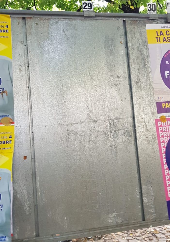 Elezioni, strappati i manifesti di SìTav SìLavoro in corso Siccardi