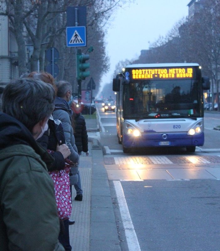 assembramenti alle fermate