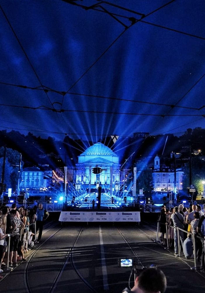 Migliaia in piazza Vittorio a Torino per lo show dei droni: inizia la festa di San Giovanni (FOTO)
