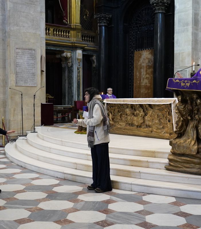 Crisi climatica, Extinction Rebellion interrompono la messa in Duomo con l'arcivescovo Repole [VIDEO]