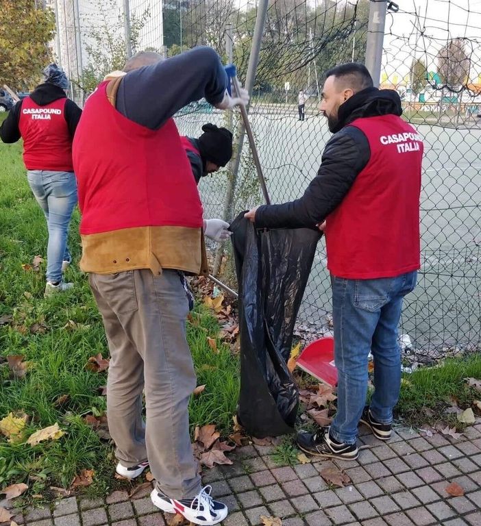Ripulito il campo da calcetto dentro il Parco Colonnetti di via Artom