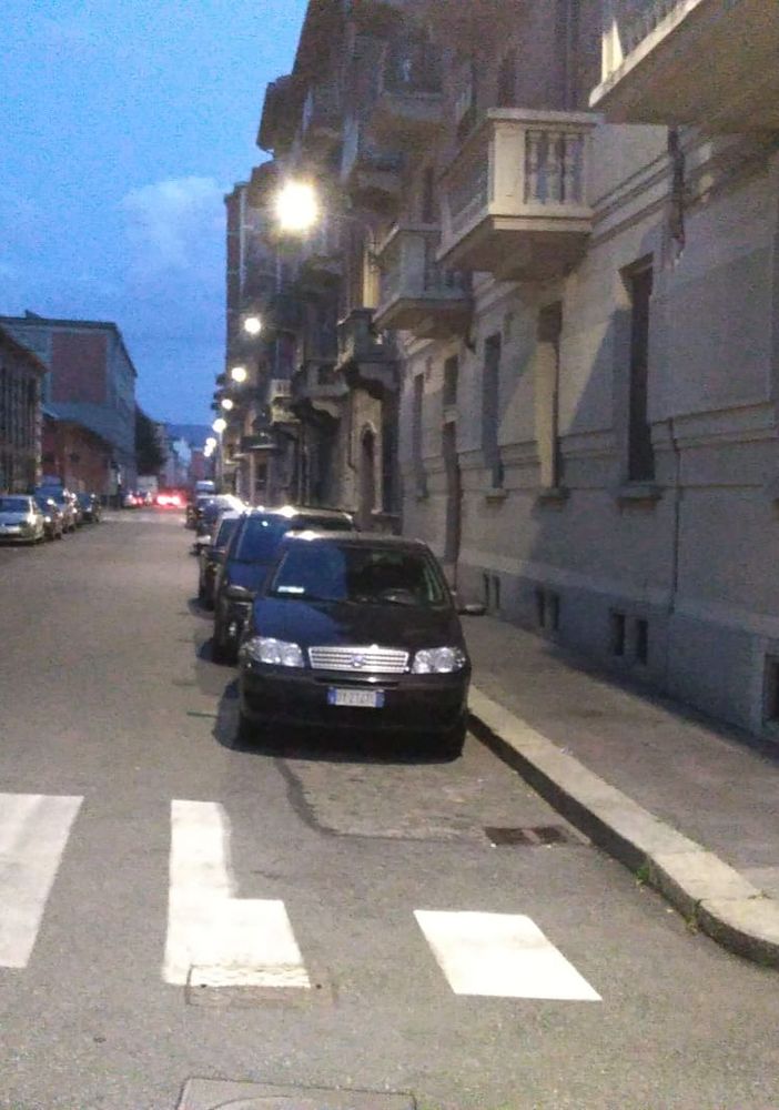 Aurora, auto in “malasosta” e le strisce pedonali diventano “creative”