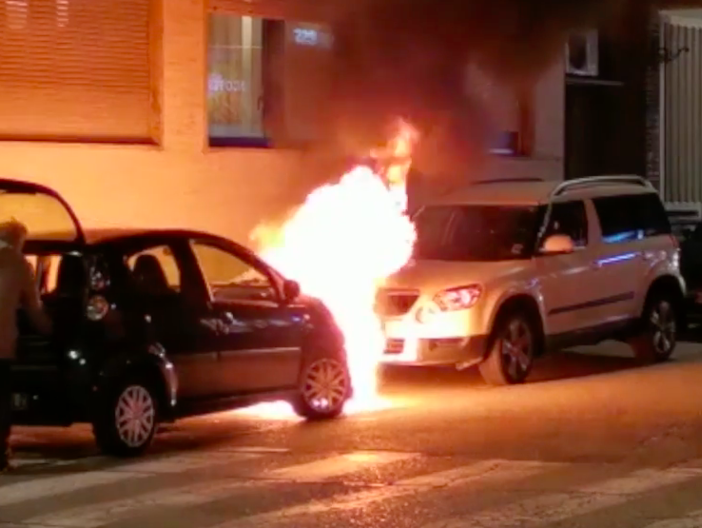 Paura in via Volturno, auto prende fuoco in mezzo alla strada: negoziante spegne l'incendio