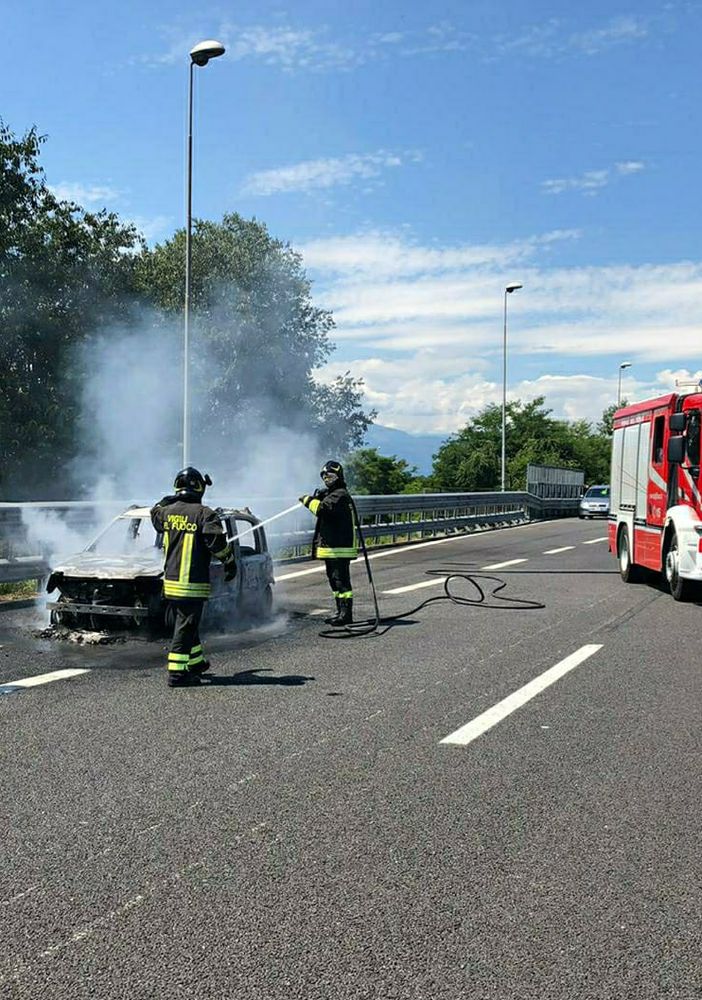 Auto prende fuoco sulla superstrada Torino-Caselle: strada temporaneamente chiusa
