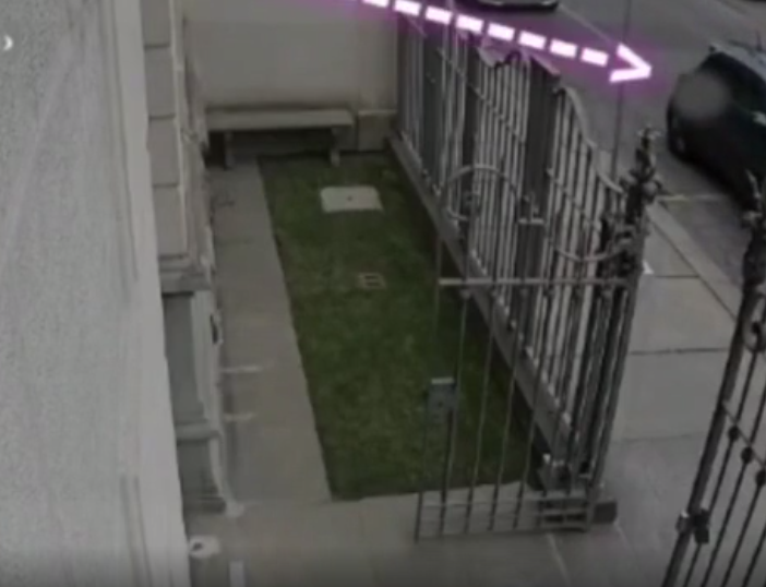 auto ripresa da una telecamera di sicurezza e indicata da una freccia