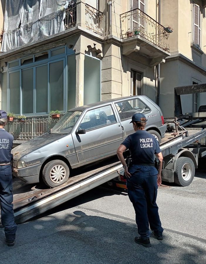 auto abbandonate in corso Lecce auto abbandonate in corso Lecce