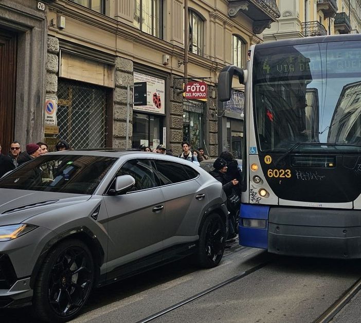 Lamborghini in malasosta blocca tram e auto in via XX Settembre