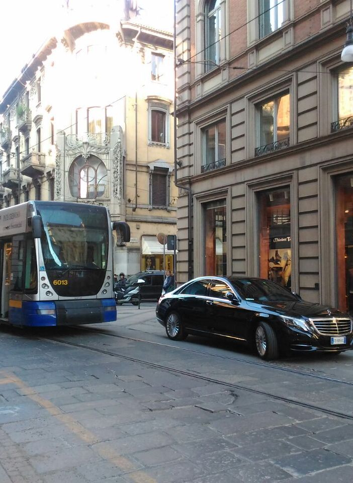 Parcheggia l'auto sui binari e blocca il tram, in tilt il traffico nel centro di Torino