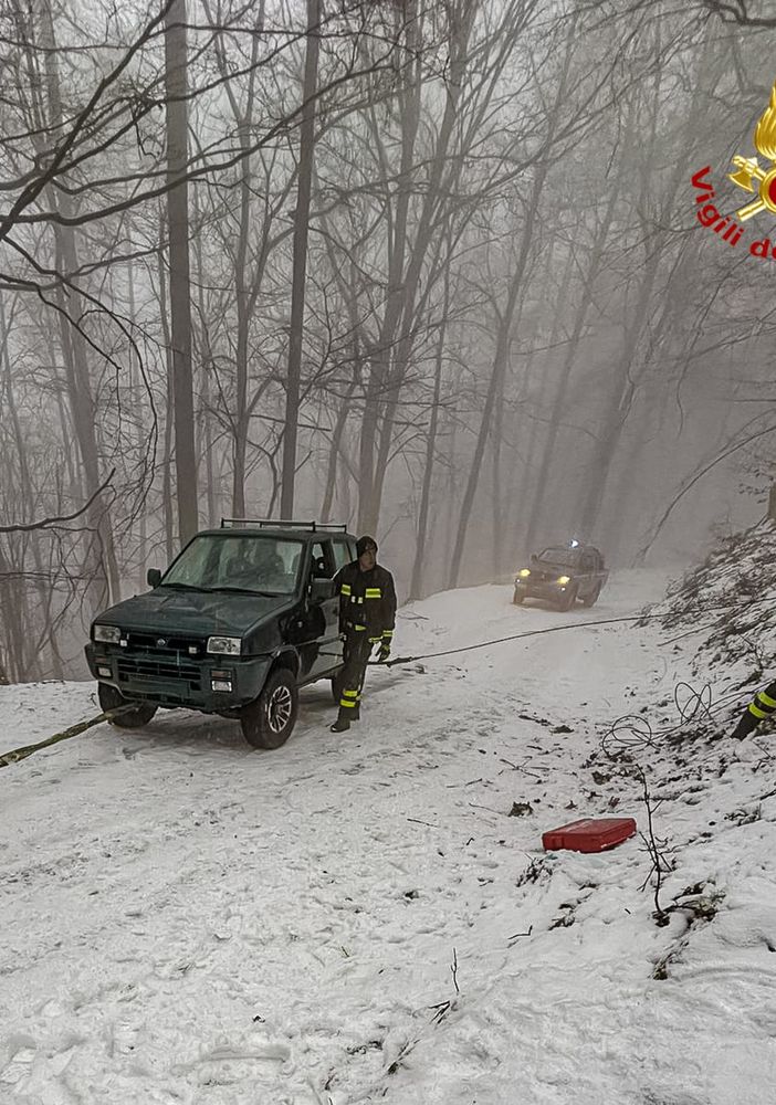 Mattie, auto resta bloccata dalla neve lungo un sentiero tortuoso: decisivo l'intervento dei pompieri Mattie, auto resta bloccata dalla neve lungo un sentiero tortuoso: decisivo l'intervento dei pompieri