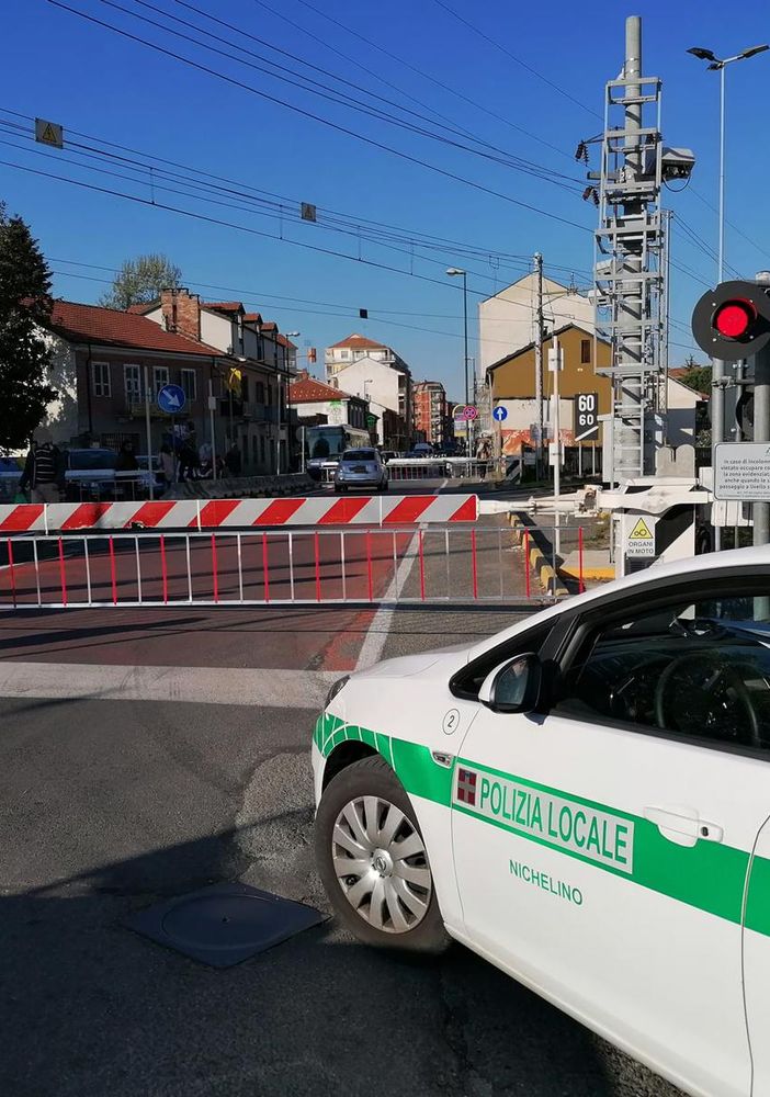 auto bloccata passaggio a livello