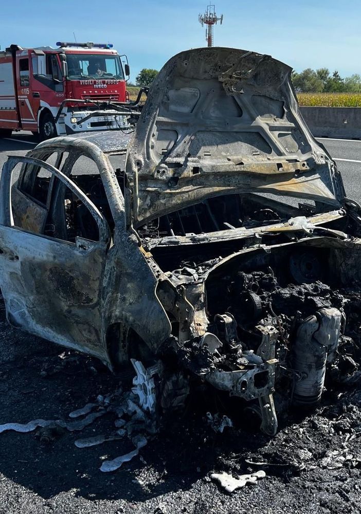 Auto va a fuoco sulla tangenziale sud: lunghi momenti di paura