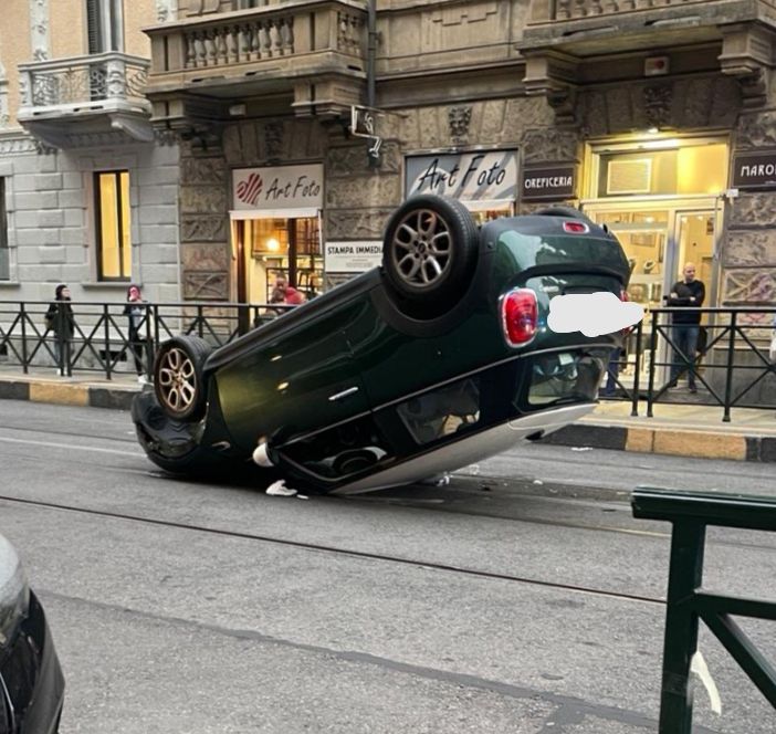 Rischia il ritiro della patente l’uomo alla guida della Mini ribaltata in via Madama Cristina