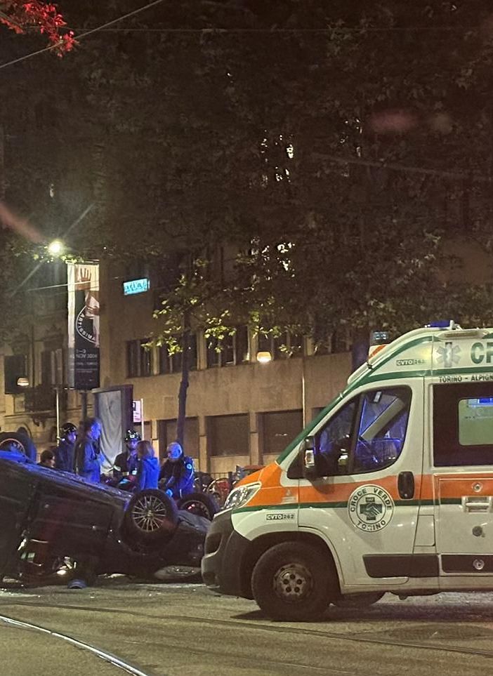 Scontro tra due auto in corso Vittorio angolo corso Massimo: una finisce cappottata