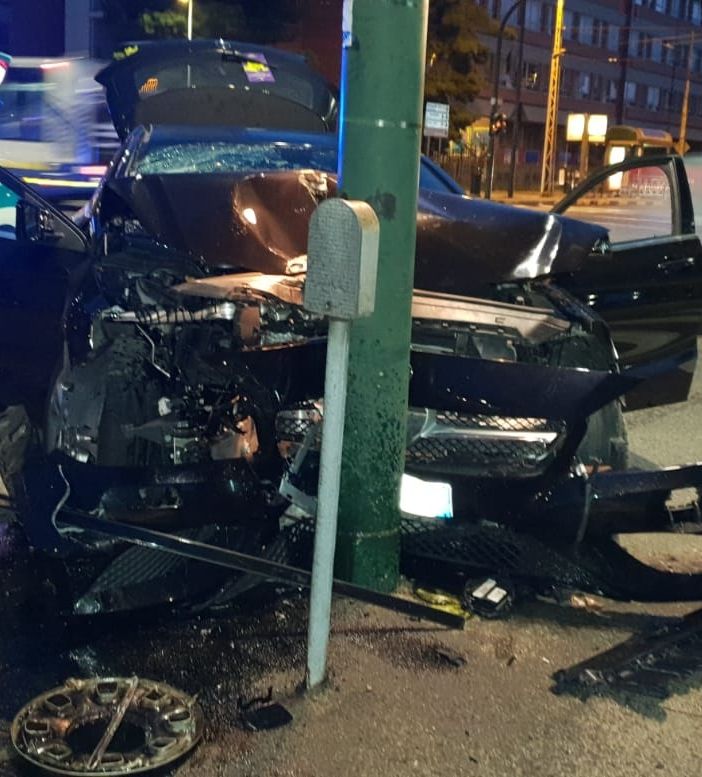 Mercedes contro un semaforo di corso Novara: uno dei feriti si dà alla fuga