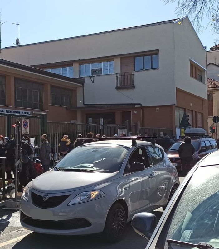 Le auto in doppia fila e la pedonalizzazione