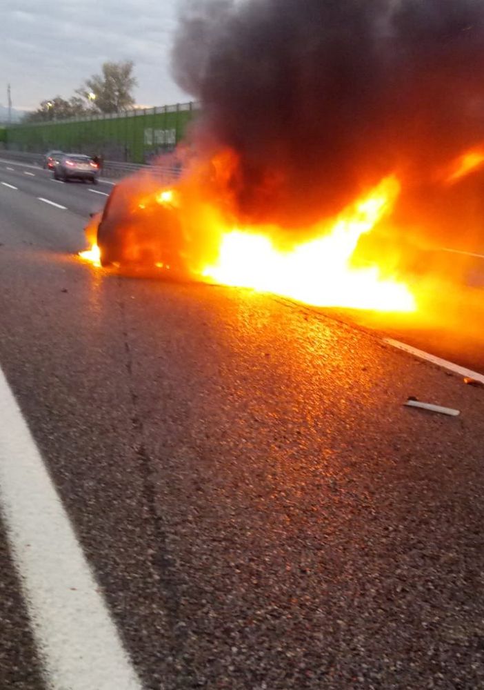 Stupinigi, attimi di paura: auto prende fuoco sulla tangenziale