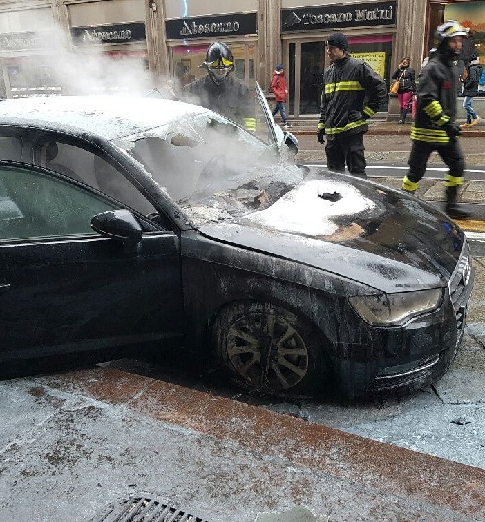 Auto in fiamme in via Pietro Micca: tanta paura, ma nessun ferito (FOTO)