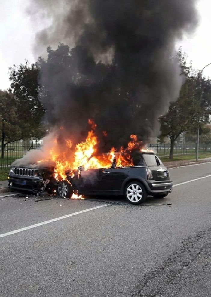 auto in fiamme