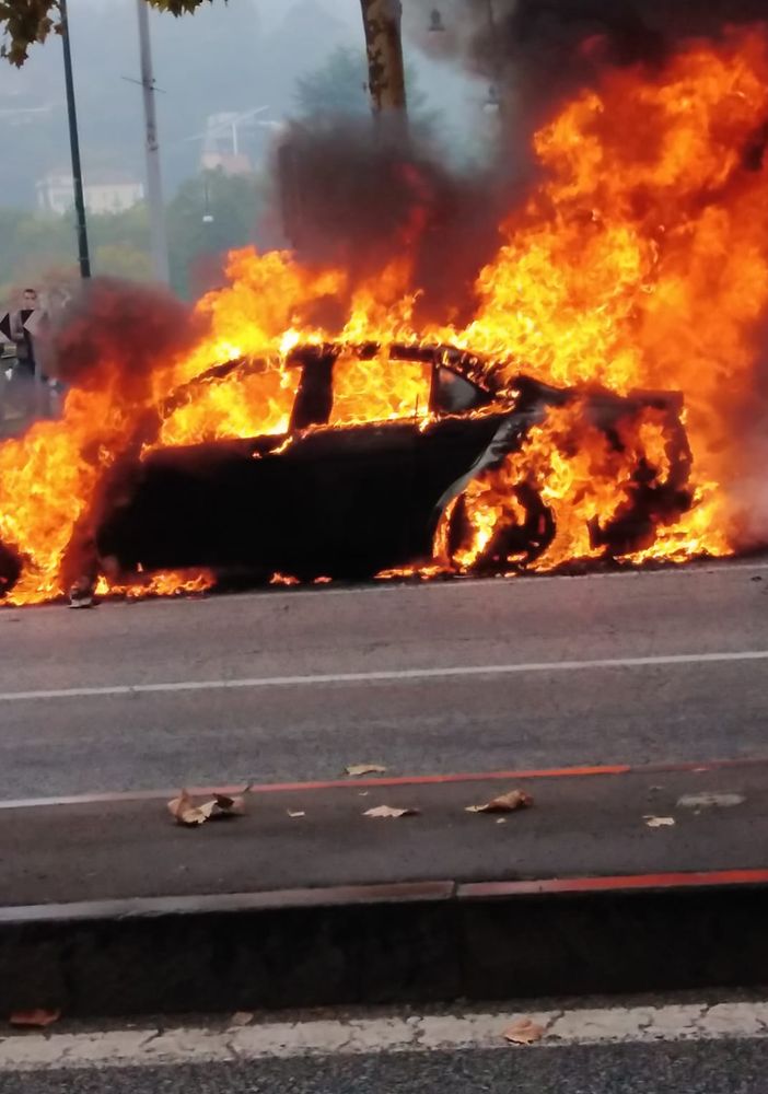auto in fiamme
