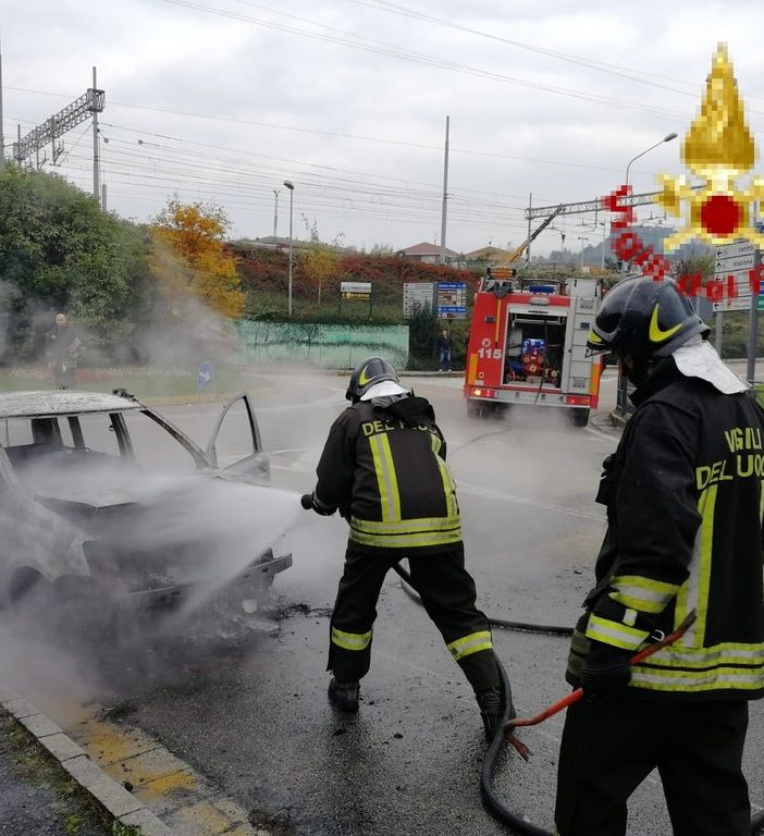 Auto in fiamme ad Avigliana, intervengono i vigli del fuoco di Rivoli