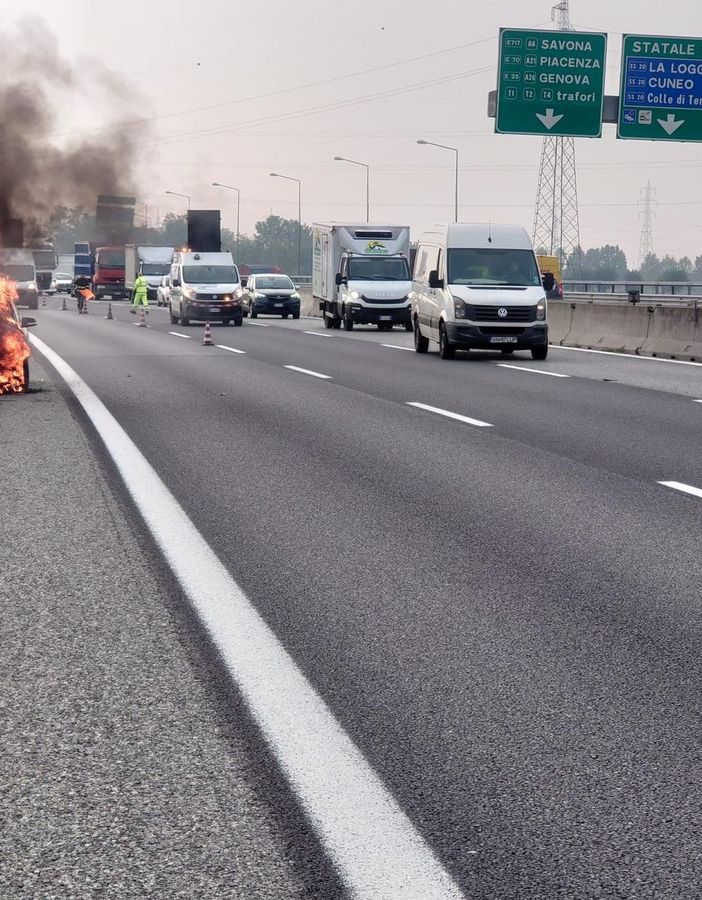 auto in fiamme sulla tangenziale