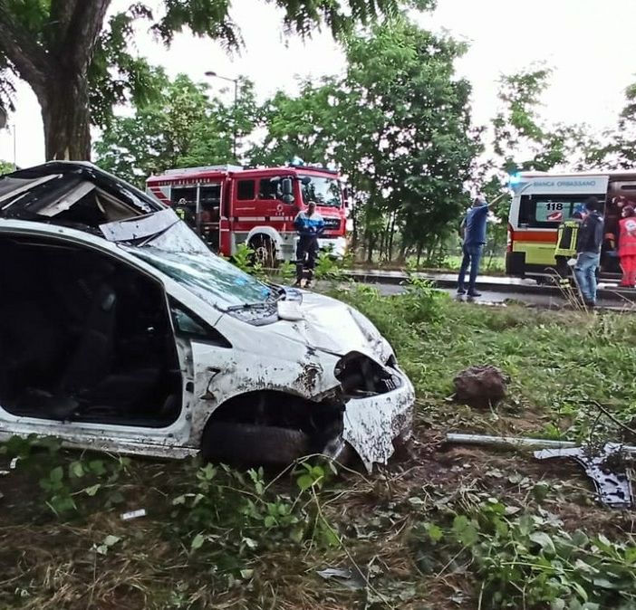 Rivalta, vettura va a schiantarsi contro un albero: i pompieri soccorrono il guidatore