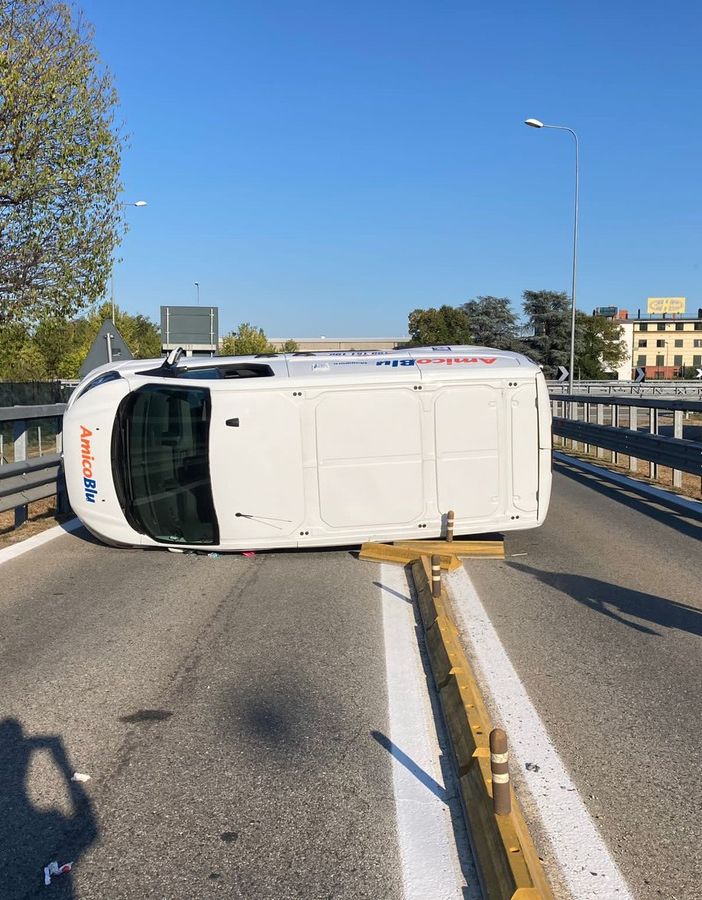 Incidente sull'autostrada A5 allo svincolo di Volpiano: furgone si ribalta, ferito il conducente