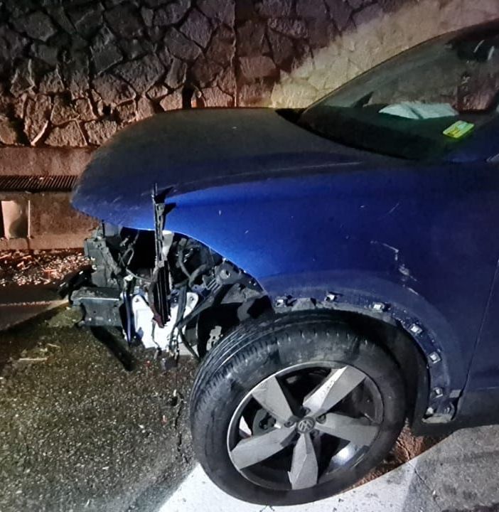 L'auto distrutta dall'impatto con i cinghiali