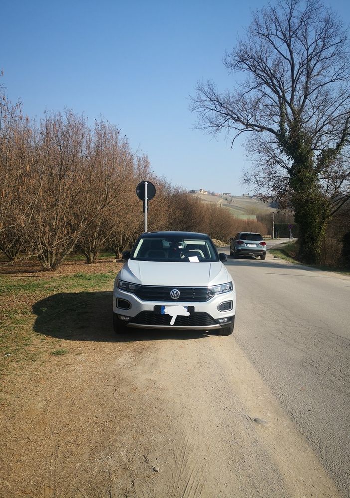 Auto con multa a bordo strada