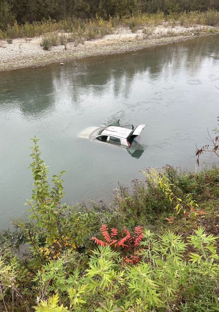 Un'auto emerge dalle acque del fiume Stura: l'ipotesi è che sia stata trascinata dalla corrente. Dieci giorni per il recupero