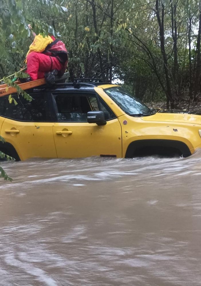 auto nel guado