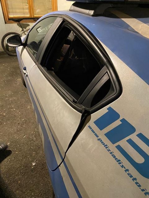 La furia del pusher si scatena contro i poliziotti: fermato grazie all'intervento dei passanti