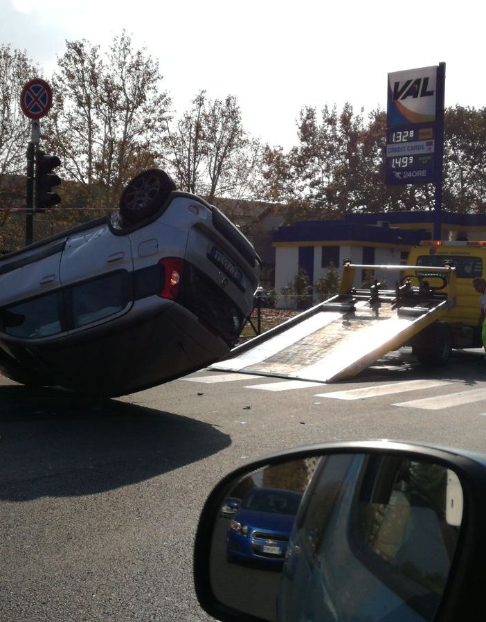 Incidente vicino a Piazza D'armi. Un'auto si ribalta in mezzo all'incrocio
