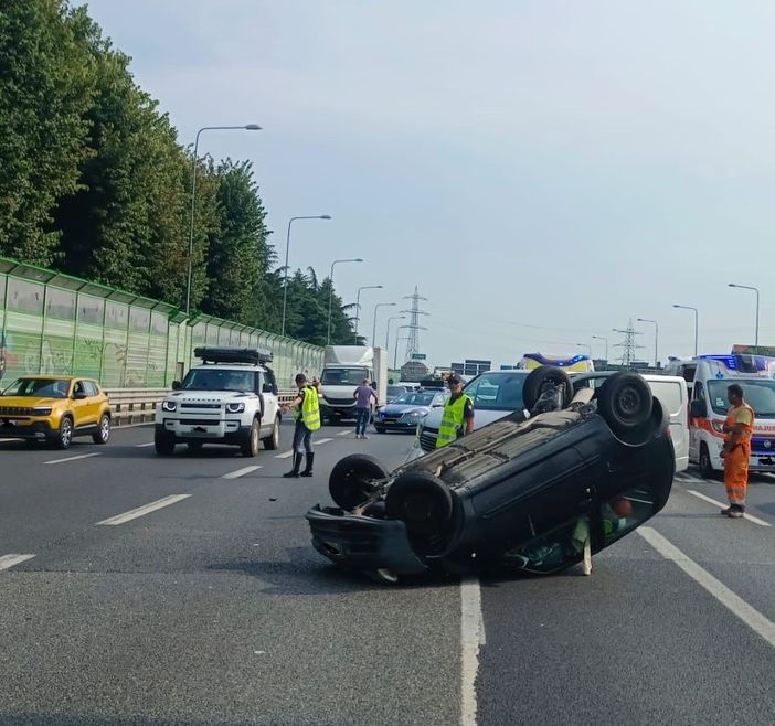 Incidente sulla Tangenziale Sud: tre veicoli coinvolti, un'auto ribaltata e traffico in tilt