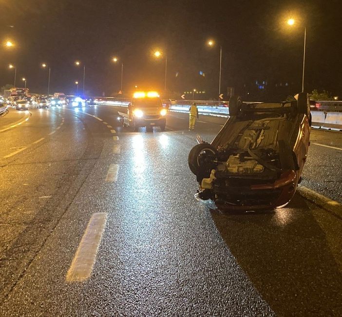 Auto si ribalta in mezzo alla carreggiata sulla Tangenziale Nord: paura tra i veicoli in transito