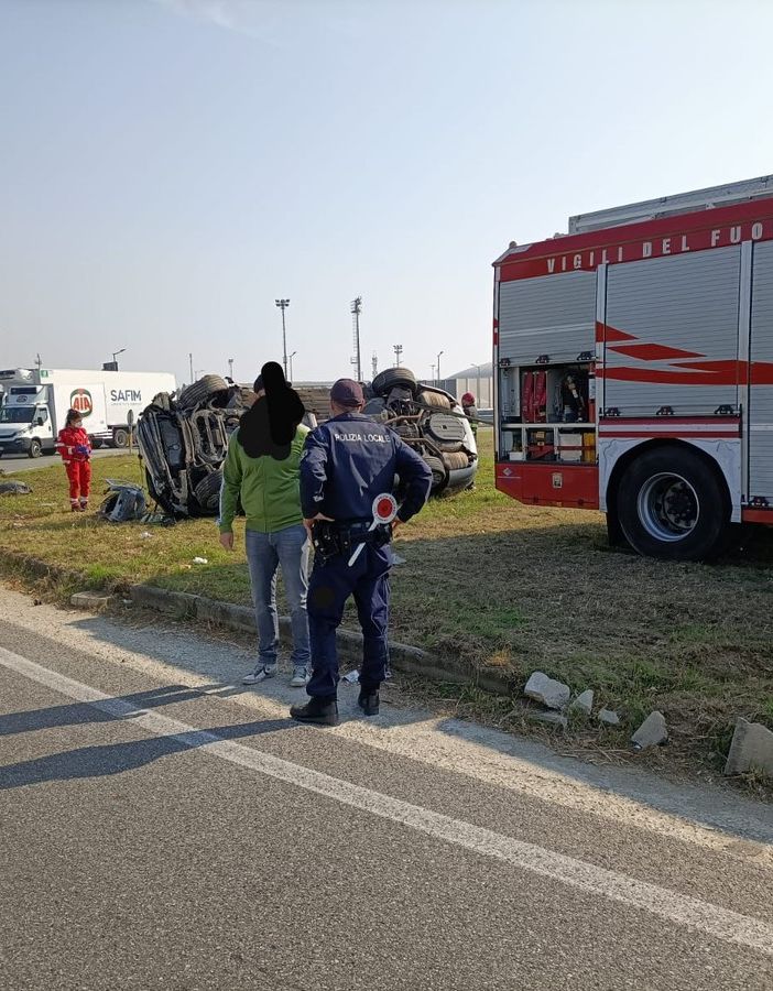L'auto ribaltata a Nichelino